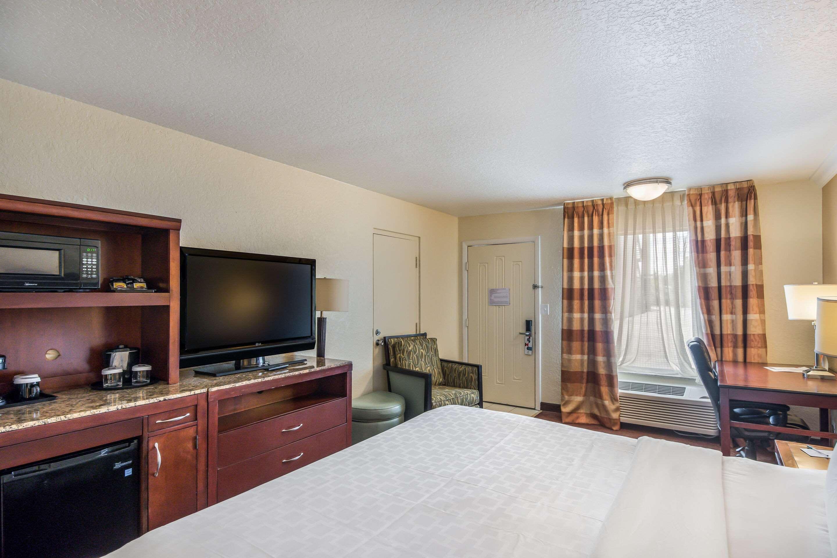 Clarion Inn & Suites Central Clearwater Beach Dış mekan fotoğraf