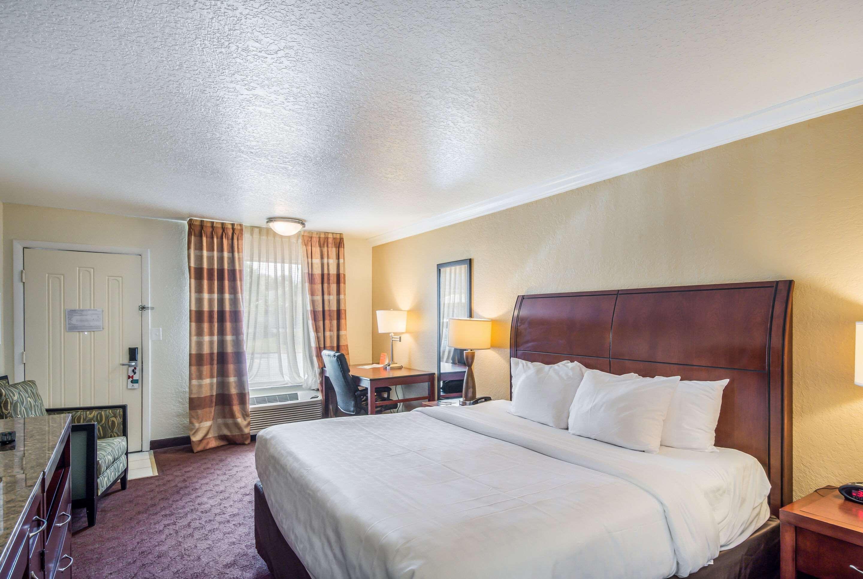 Clarion Inn & Suites Central Clearwater Beach Dış mekan fotoğraf