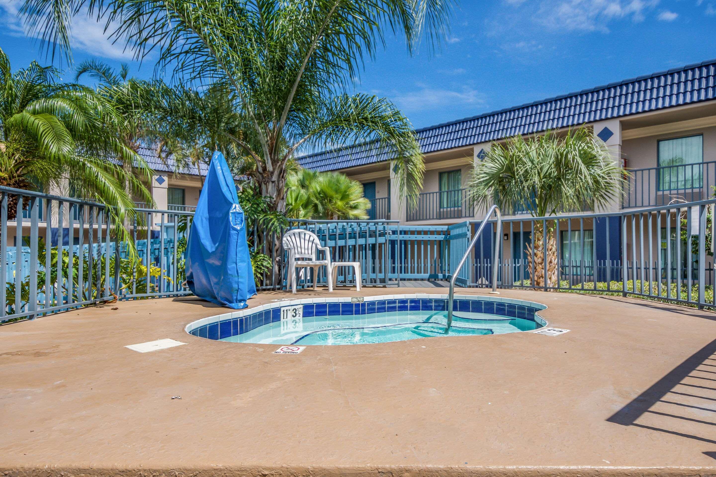 Clarion Inn & Suites Central Clearwater Beach Dış mekan fotoğraf