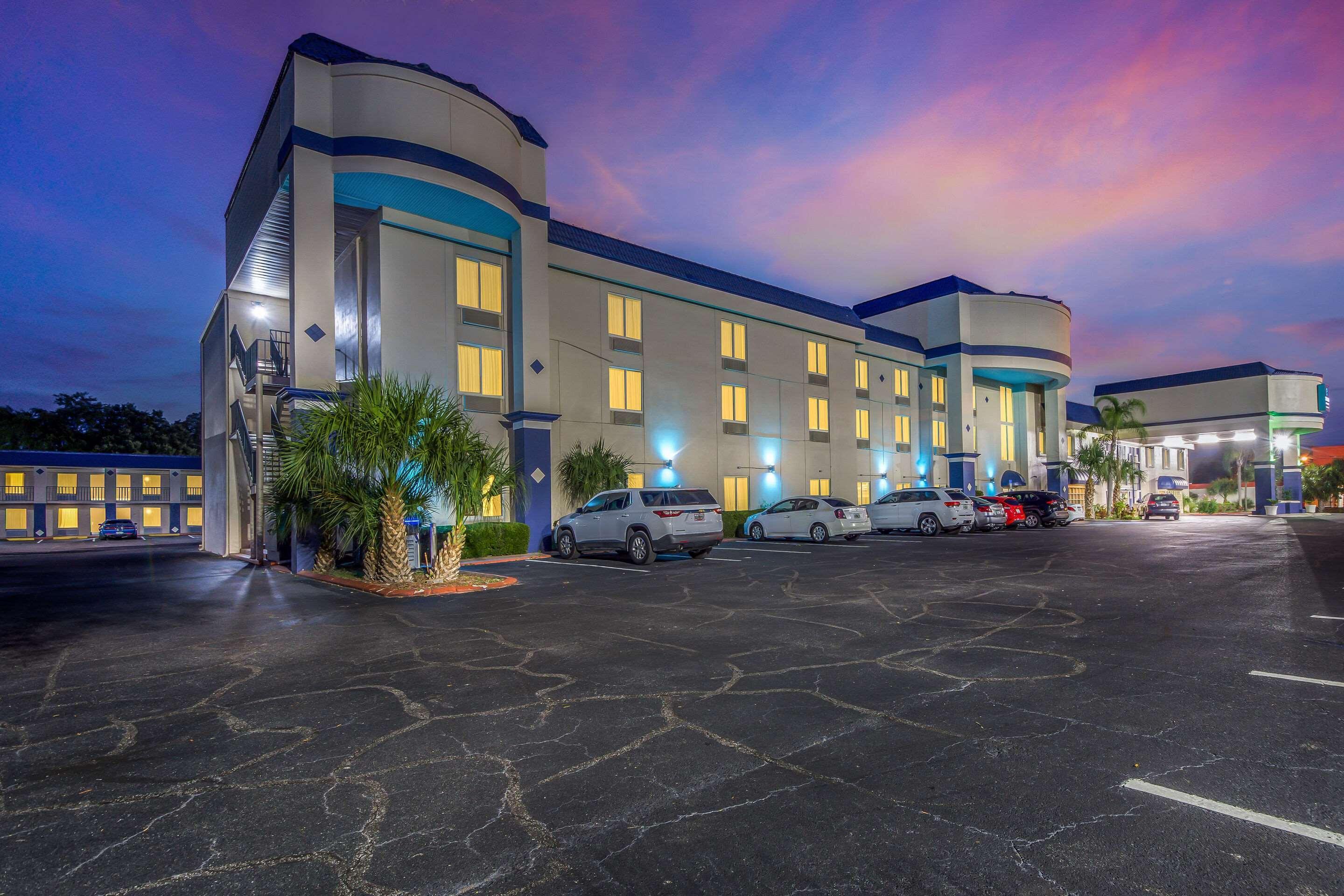 Clarion Inn & Suites Central Clearwater Beach Dış mekan fotoğraf